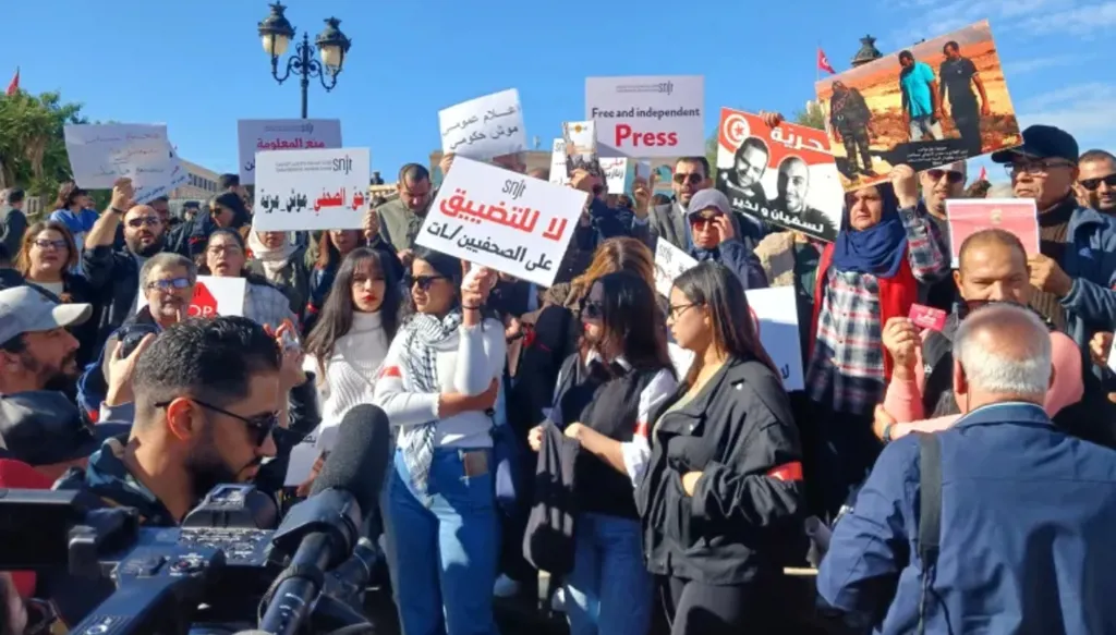 "لحظة نادرة من الوحدة"... آلاف التونسيين يصعدون احتجاجاتهم ضد سعيد (فيديو)