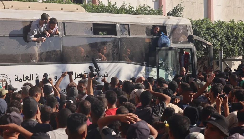 إتمام تبادل الرهائن والأسرى... السيسي: مصر ستستضيف قمة إعادة إعمار غزة... "النهار" في تغطية مباشرة