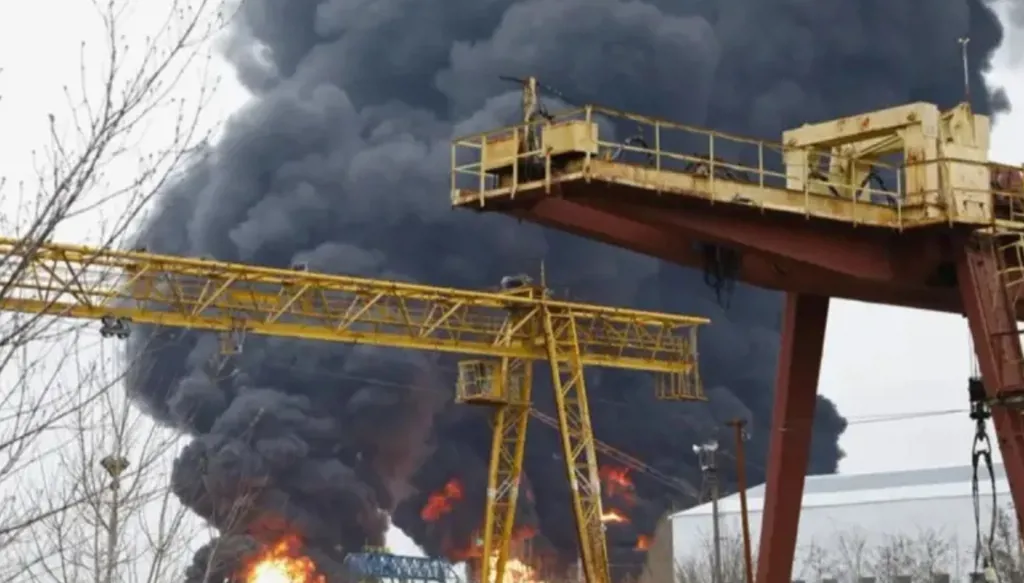 حريق في مصفاة نفط روسية عقب هجوم بمسيرات (فيديو)