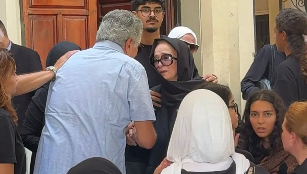 مشهد مبكٍ.. نجلاء فتحي تودع ابنتها الوحيدة برفقة حفيدتها (فيديو)
