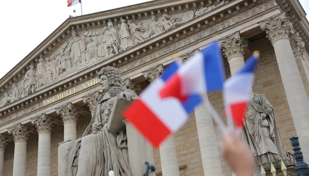 الحكومة الفرنسية تنجو من تصويتين لحجب الثقة بسبب الميزانية