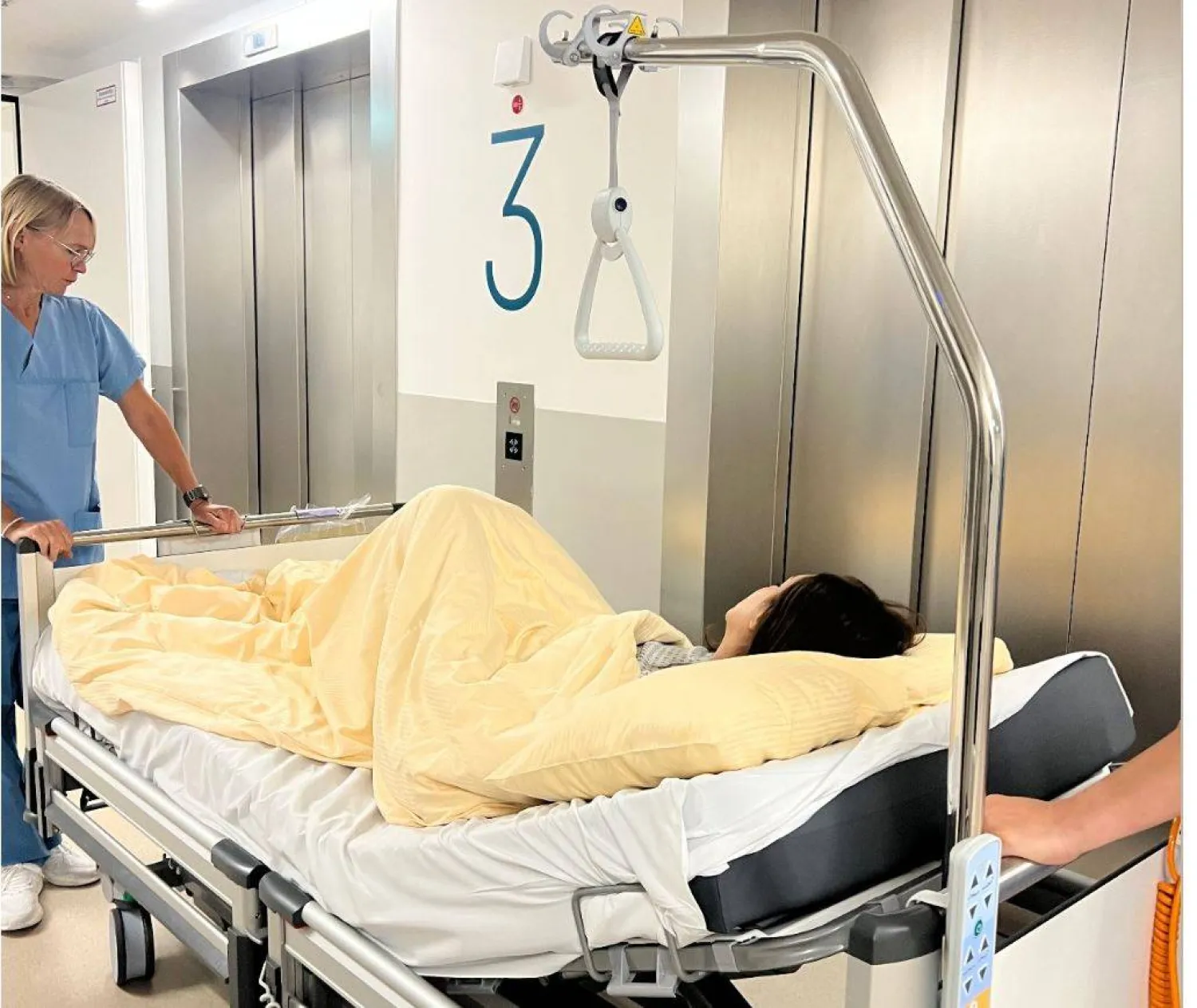 صورة نشرتها انغام في حسابها في انستغرام وتظهرها على سرير في المستشفى