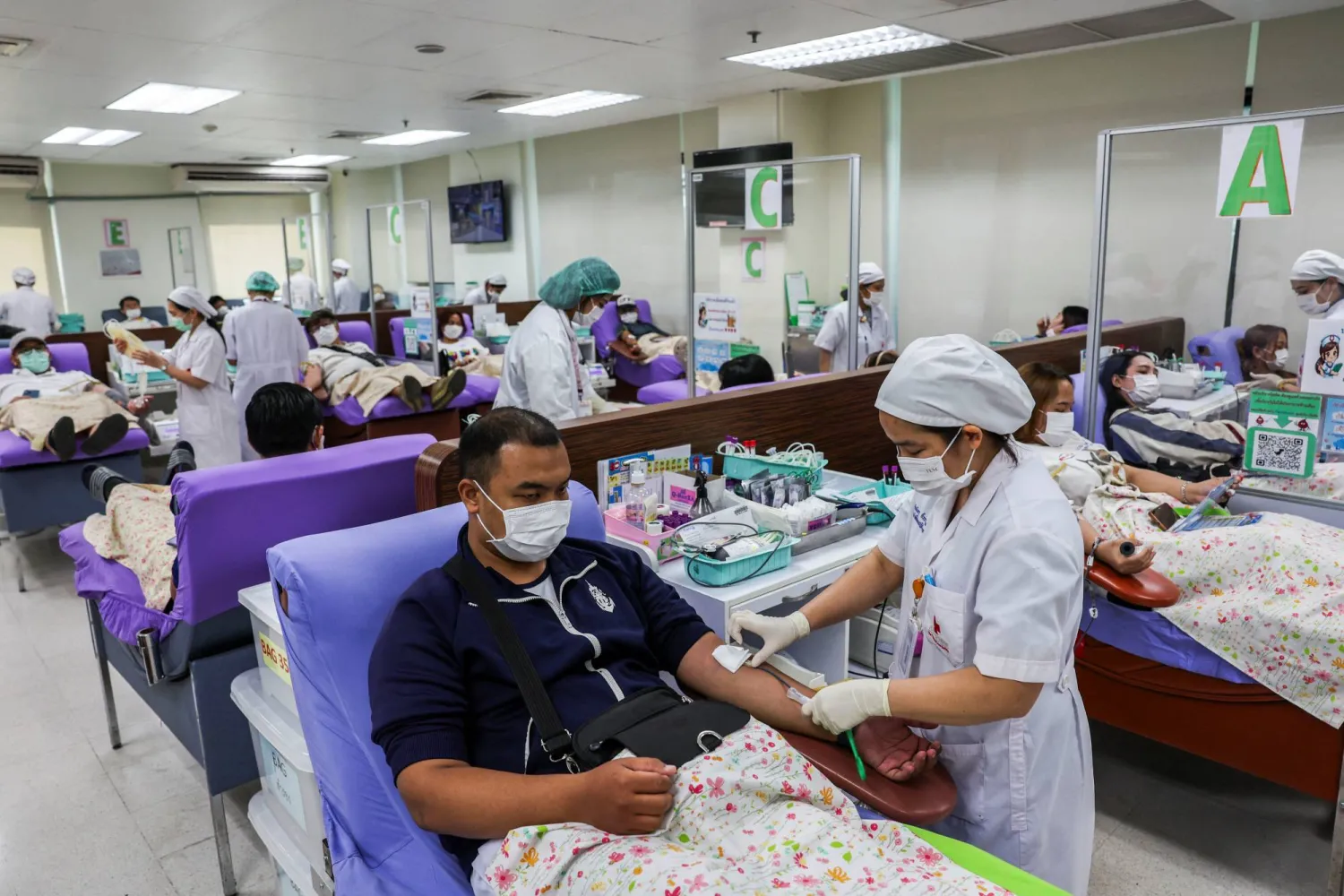 تايلانديون يتبرّعون بالدّم في مركز يديره الصليب الأحمر التايلاندي في بانكوك أمس (رويترز)