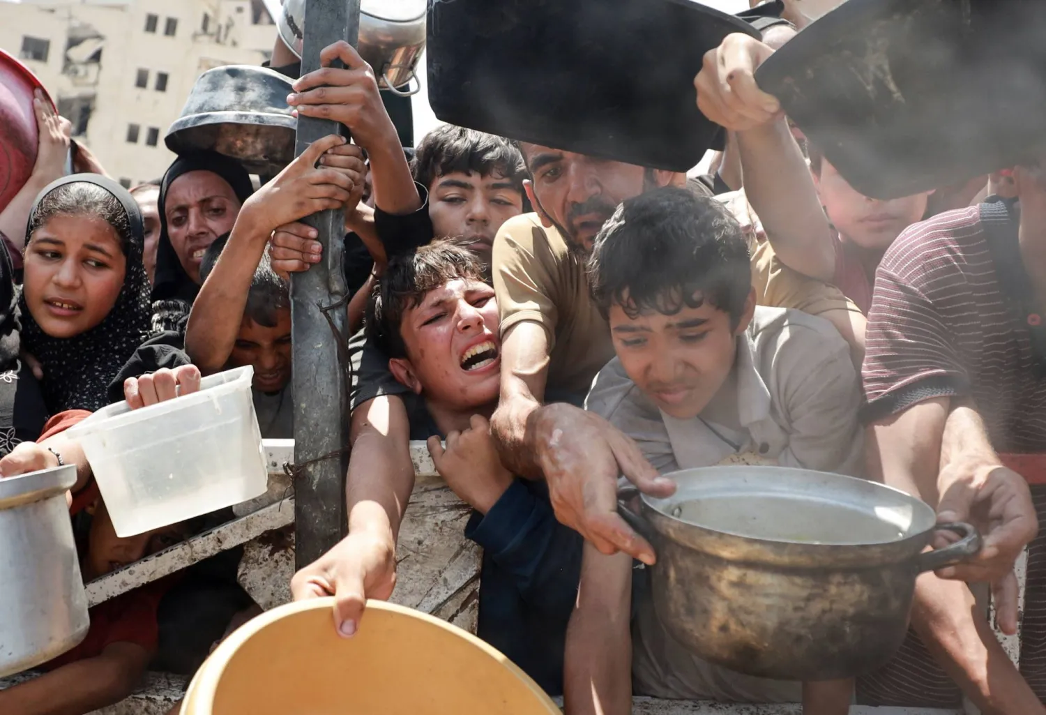 فلسطينيون في غزة ينشدون الحصول على طعام (أرشيفية)