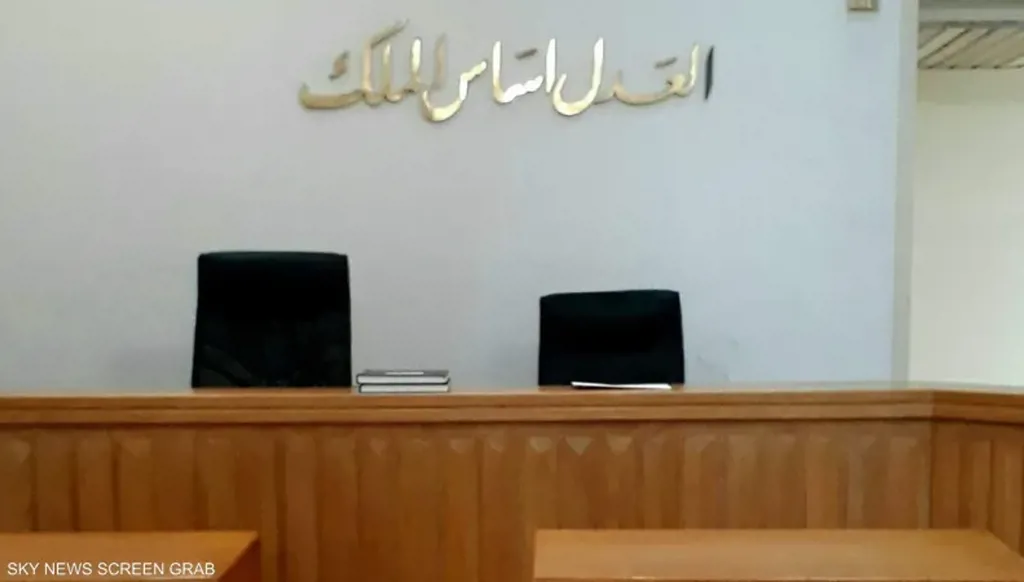 قضاة يتندرون على زميل لهم