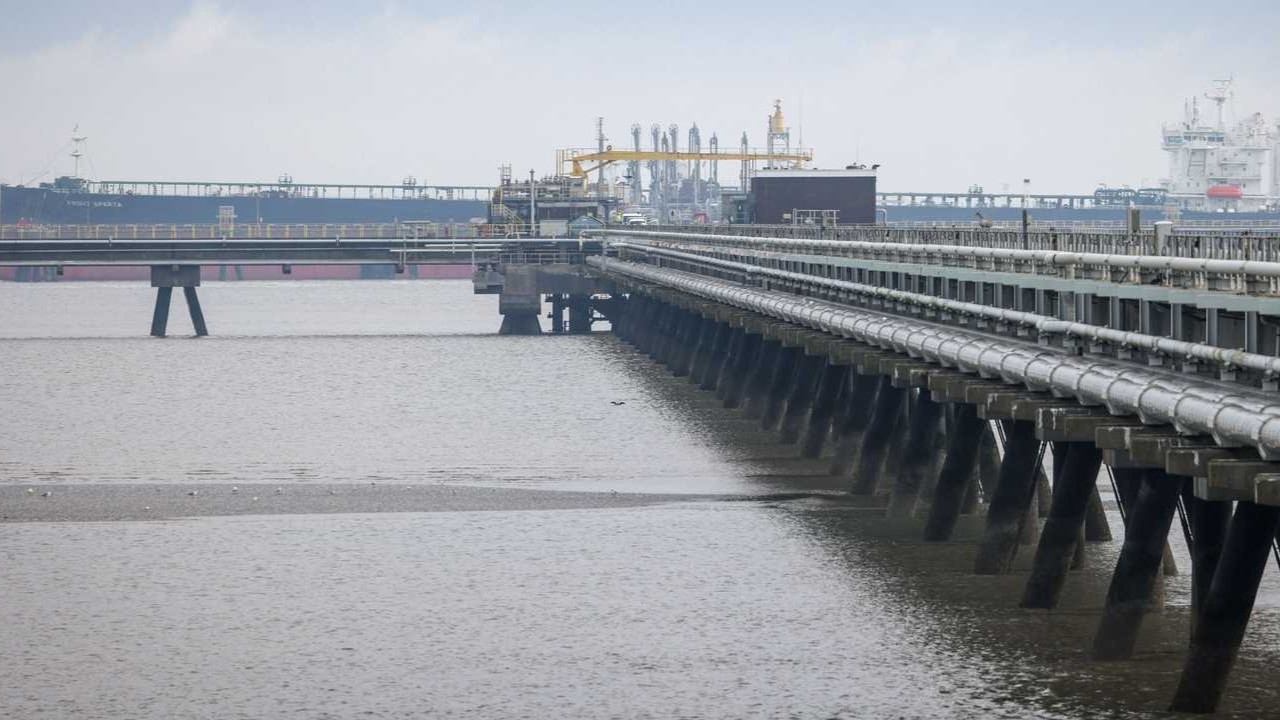 محطة ألمانية لاستيراد الغاز المسال. (أ ف ب)