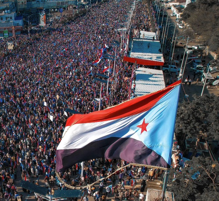 الآلاف يتظاهرون في عدن (إكس)