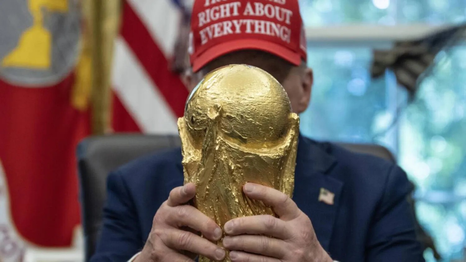 ترامب مع كأس العالم 2026. (أ ف ب)