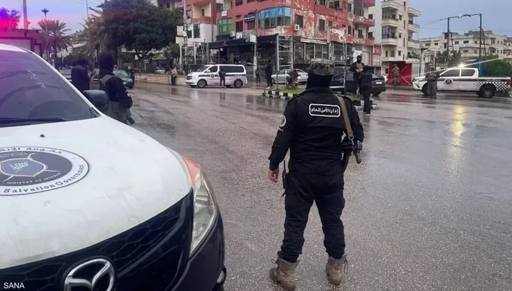 حادث مروع في ريف حمص: مجهولون يطلقون النار داخل مقهى ويسقطون قتيلين وجرحى