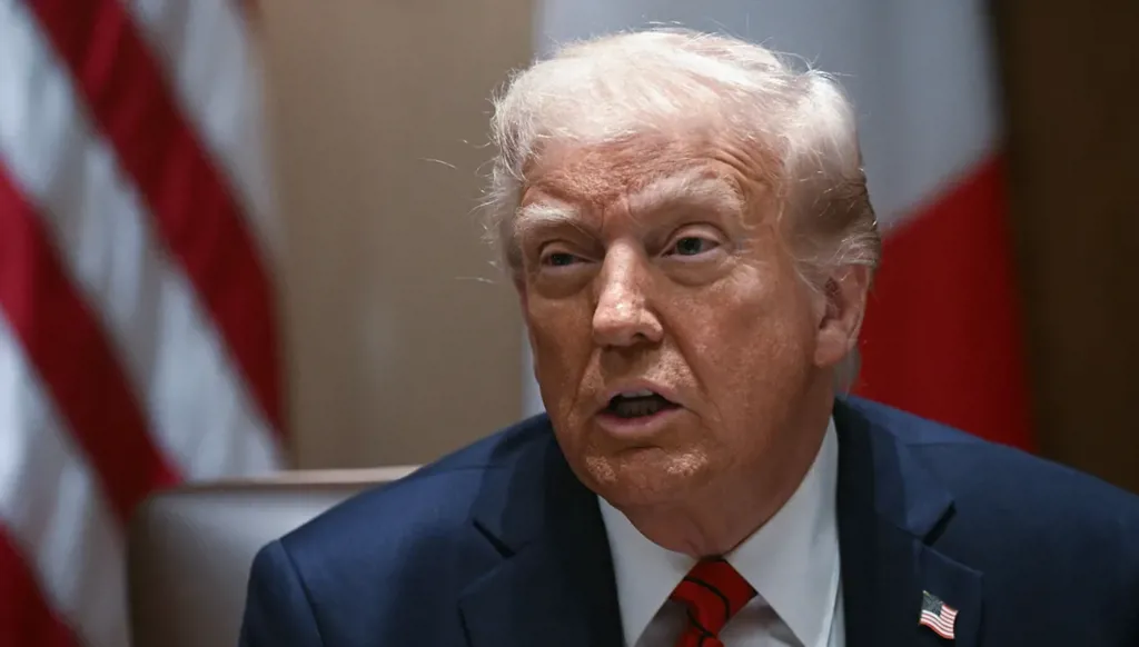 ترامب يتراجع خطوتين إلى الوراء: تهدئة مع الفيديرالي والصين لتفادي انفجار الأسواق