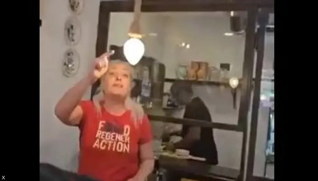 طرد عائلة إسرائيلية من داخل مطعم: غادروا الآن دون دفع الفاتورة (فيديو)