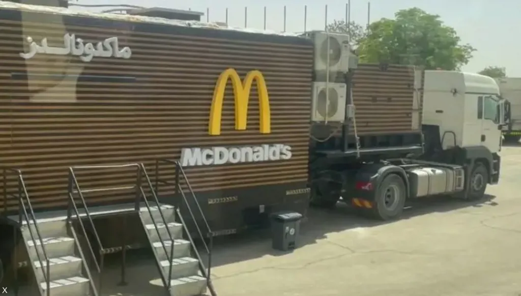 بالفيديو - شاحنة ماكدونالدز ترافق زيارة ترامب للسعودية