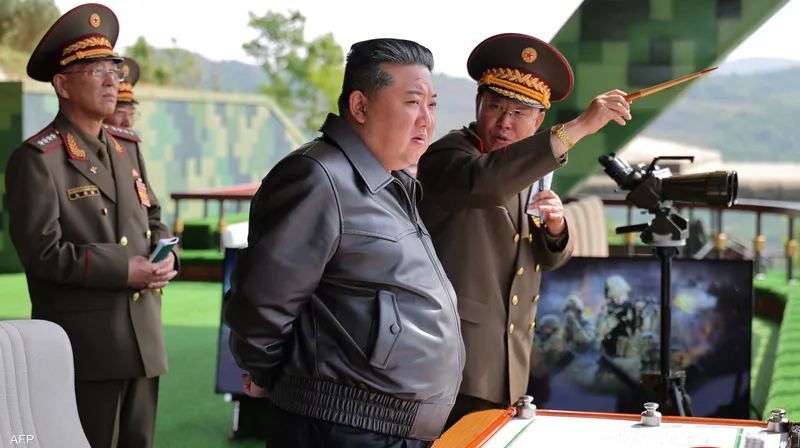 رئيس كوريا الشمالية مشاركا في استعراض عسكري 