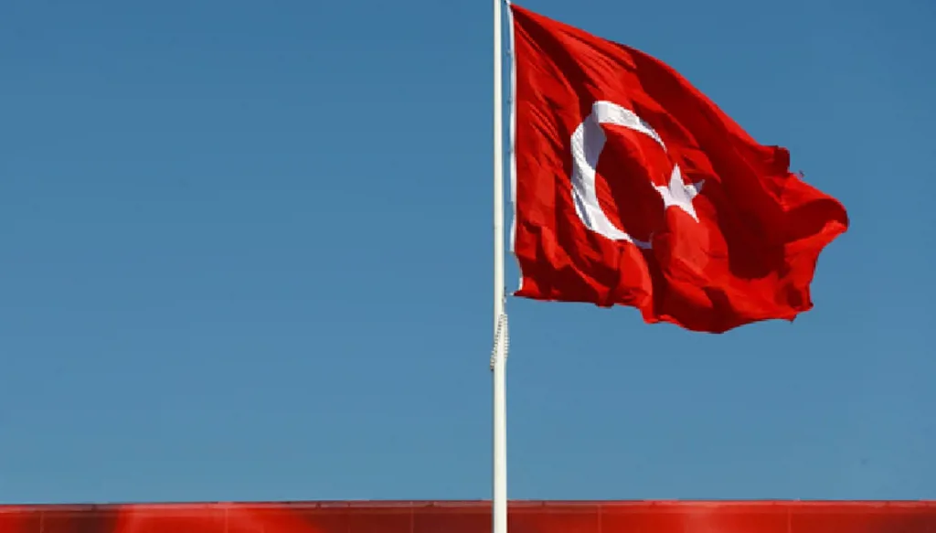 ليلة رعب في إسطنبول... "متحولون جنسياً" يهاجمون رجلاً في شارع تقسيم (فيديو)