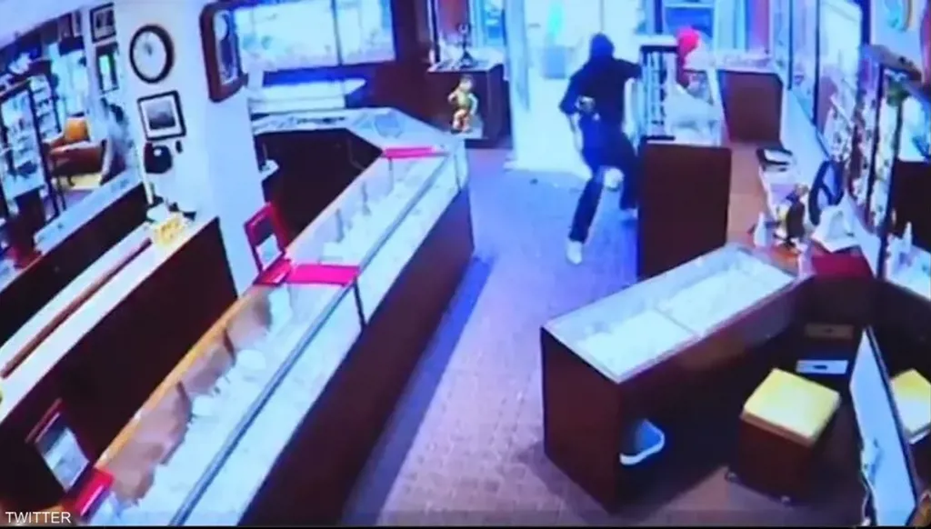 بالفيديو - كاميرا مراقبة توثق عملية سرقة جريئة في منتصف النهار لمتجر مجوهرات