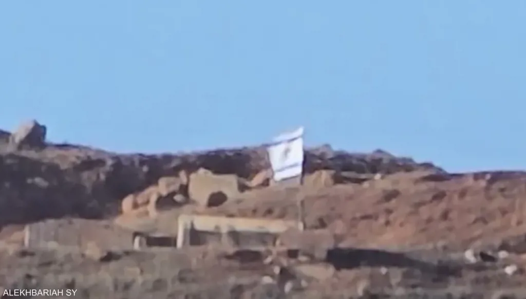 بالفيديو- توغل جديد... رفع العلم الإسرائيلي في ريف القنيطرة جنوب سوريا