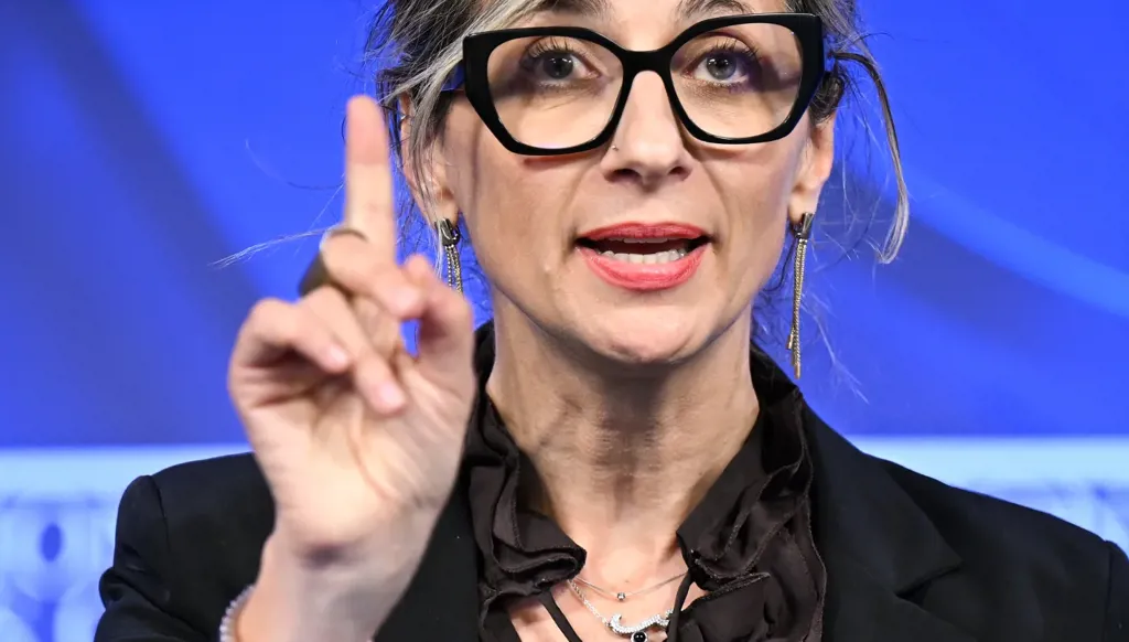 "الأميركية" تكسر الصمت حول "زيارة" ألبانيزي: لم يُمنع أي نشاط