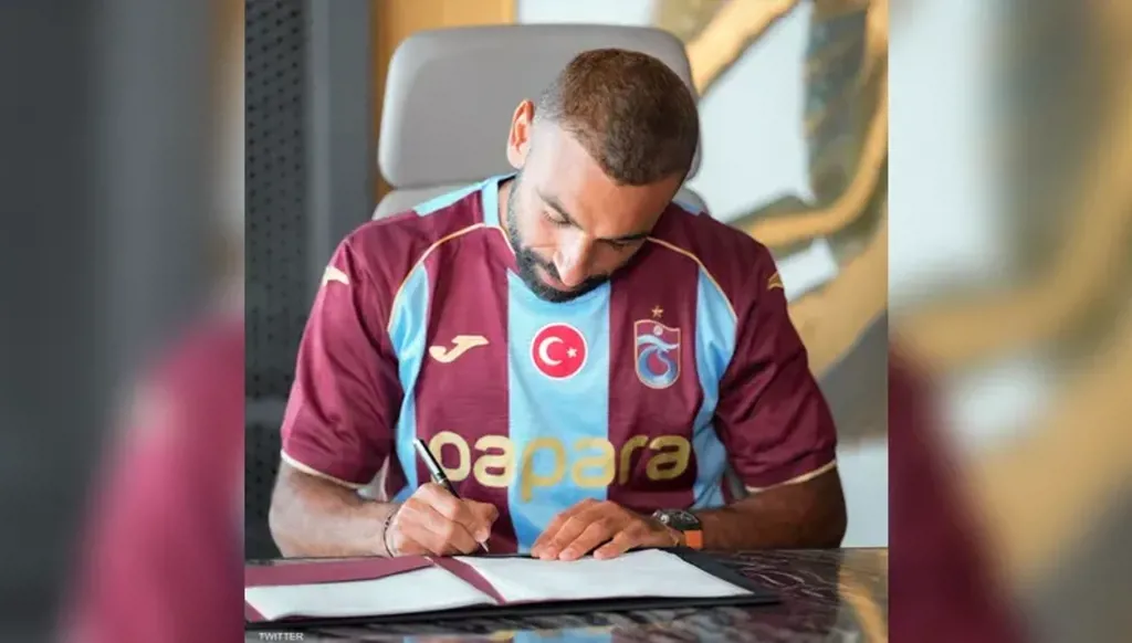 بالفيديو- محمد صلاح يتلقى "طقم سكاكين" هدية في طرابزون