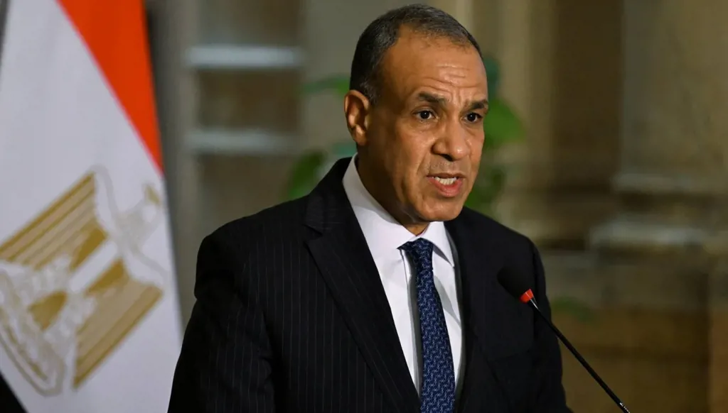 وزير الخارجية المصري يهدي قميص "الفراعنة" إلى نظيره البلجيكي قبل المواجهة في كأس العالم 2026