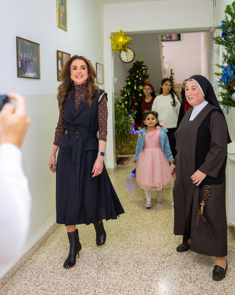 الملكة رانيا بإطلالة عصرية في لقاء اطفال جمعية مار منصور الخيرية بعمان (المكتب الإعلامي للملكة)