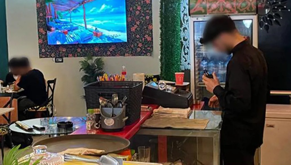 طفولة في المقاهي... كيف باتت الطاولات بديلاً لمقاعد الدراسة في تونس؟