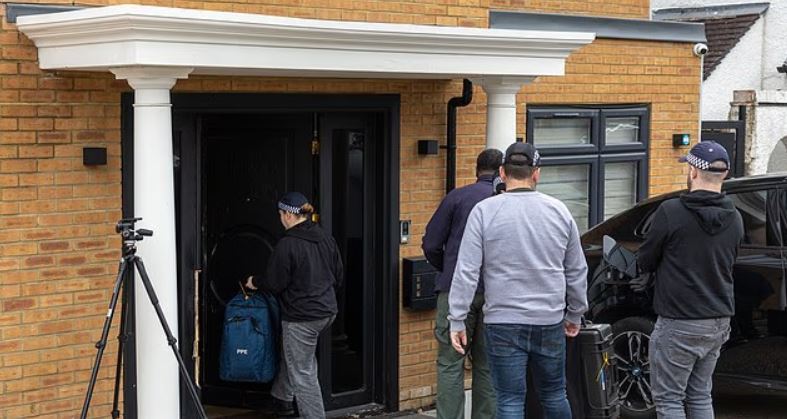 الشرطة البريطانية في عنوان في واتفورد في ما يتعلق بعملية الاعتقال، (الديلي ميل).