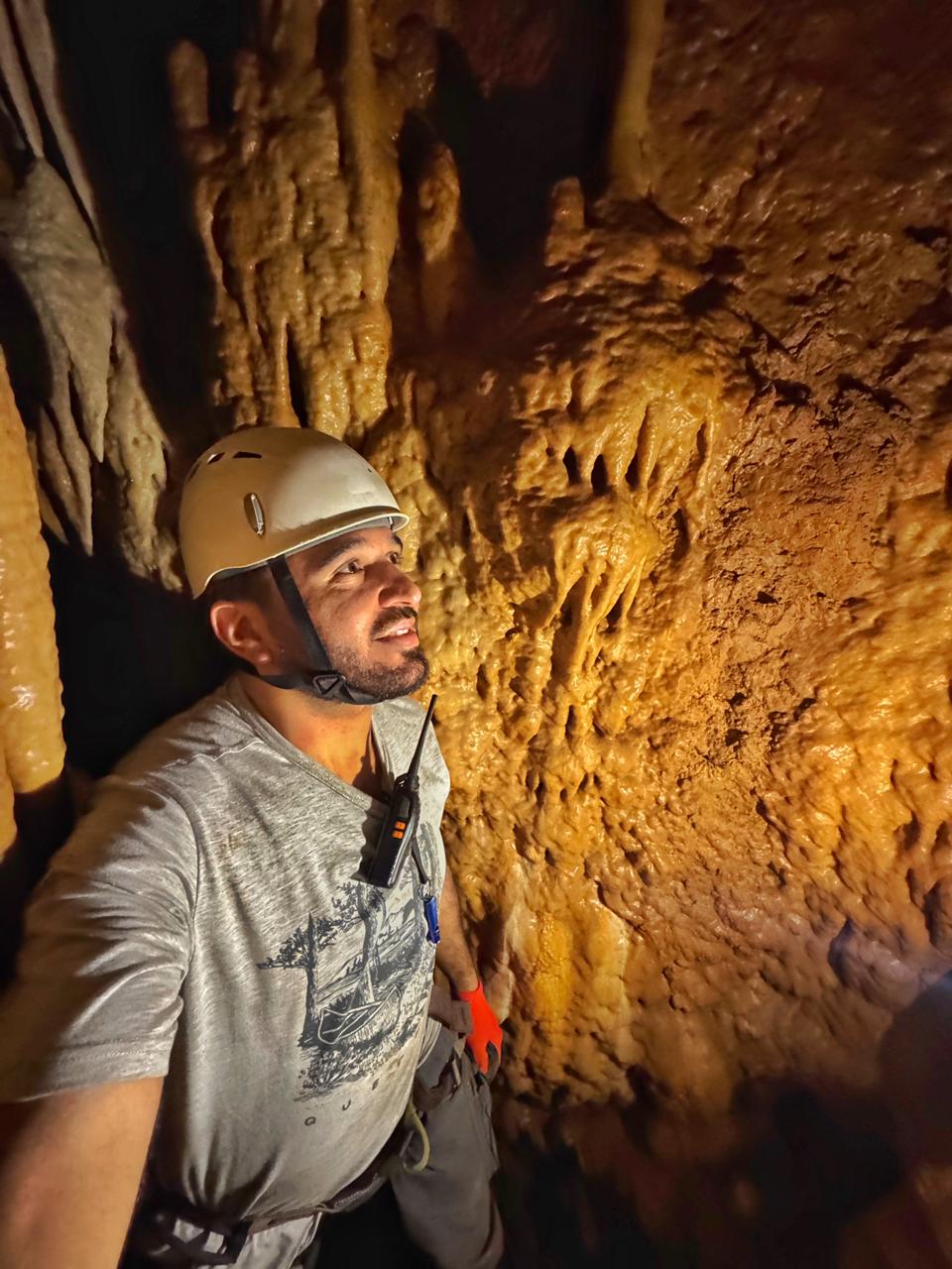 أحد أعضاء الفريق داخل المغارة المكتشفة. (عبدالقادر عبد المجيد)