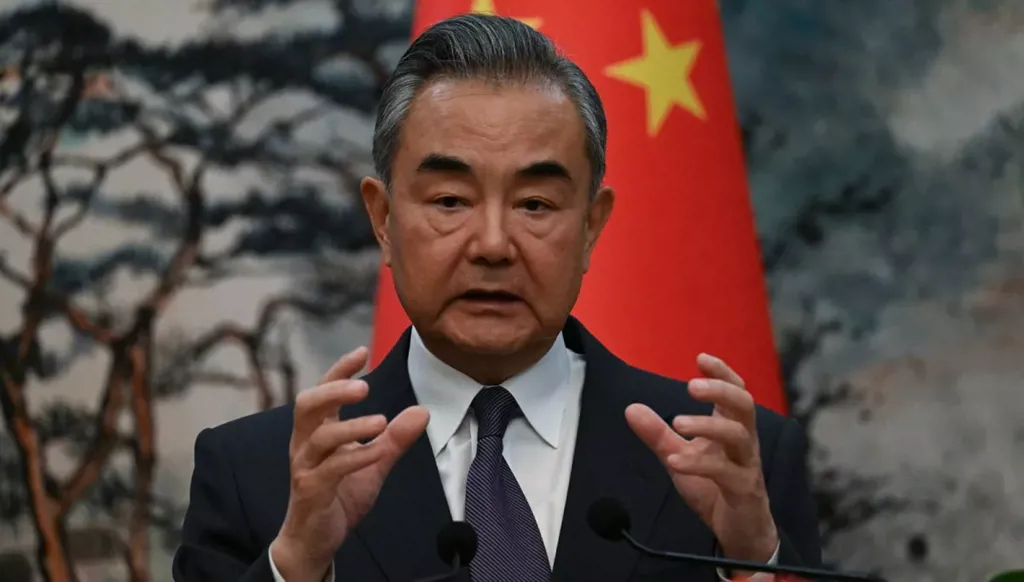 وزير خارجية الصين يدعو لضبط النفس والحوار خلال اتصال مع نظيره الإيراني