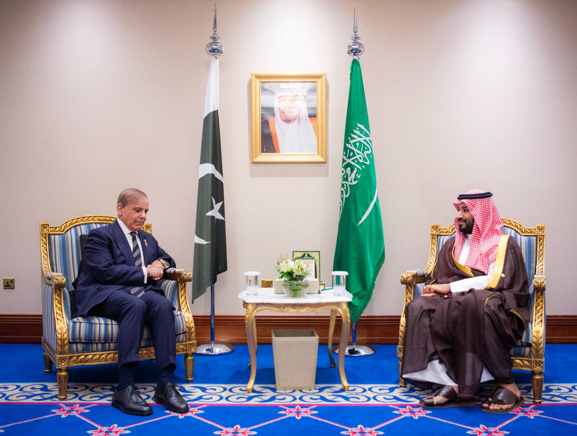 ولي العهد السعودي خلال لقائه رئيس الوزراء الباكستاني في الدوحة الاثنين الماضي (واس)