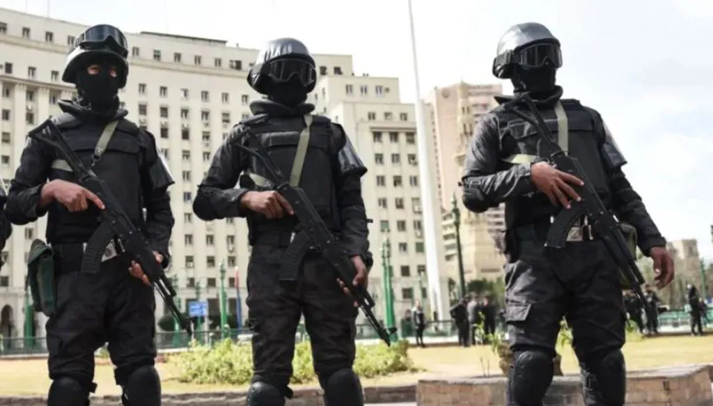 ضرب ضابط داخل متجر يثير الغضب في مصر... ووازرة الداخلية تكشف ما حصل (فيديو)