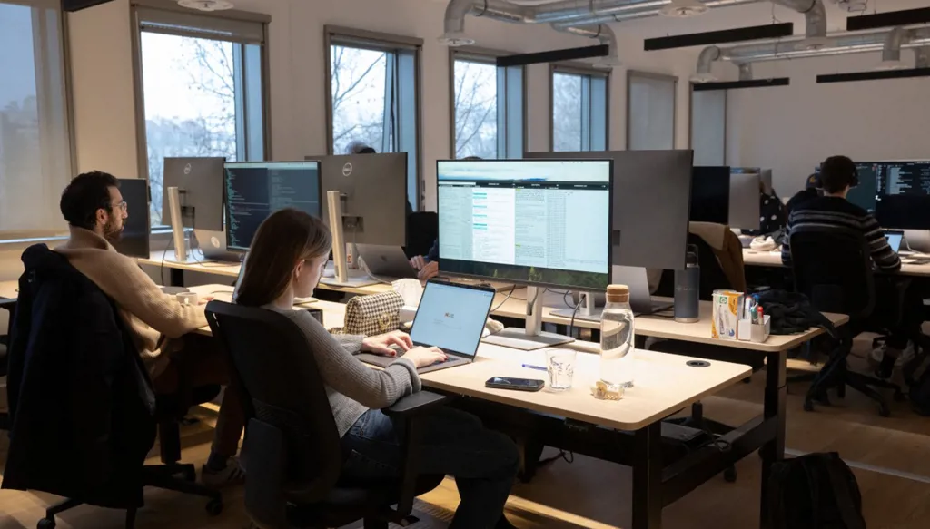 اتفاق بين "فرانس برس" و"ميسترال" يتيح استخدام نشرات الوكالة في الذكاء الاصطناعي