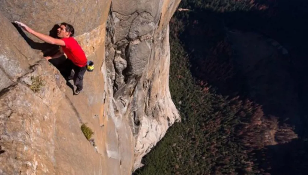 الطقس السيء يجبر الأميركي هونولد على تأجيل محاولته لتسلق أعلى مبنى في تايوان!