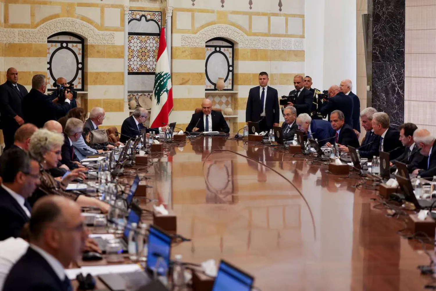 صورة من جلسة سابقة لمجلس الوزراء اللبناني ترأسها رئيس الجمهورية جوزف عون (رويترز)
