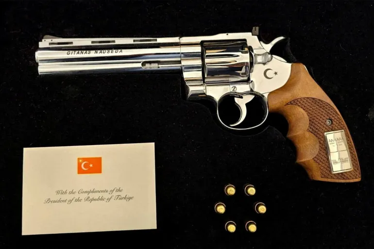 مسدس هدية من إردوغان.