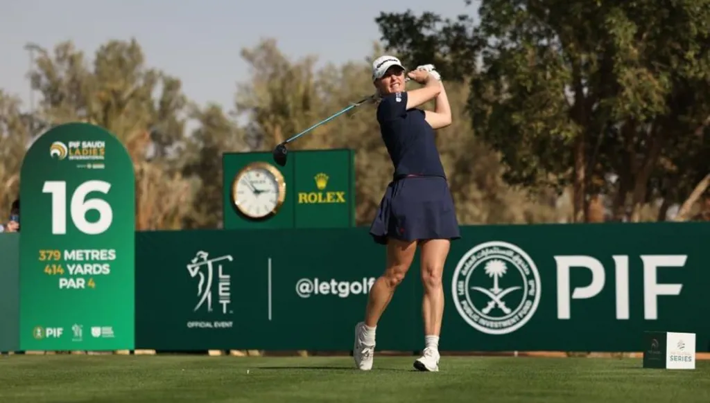 سفيرة غولف السعودية تشارلي هال تتوج بلقب بطولة PIF الدولية