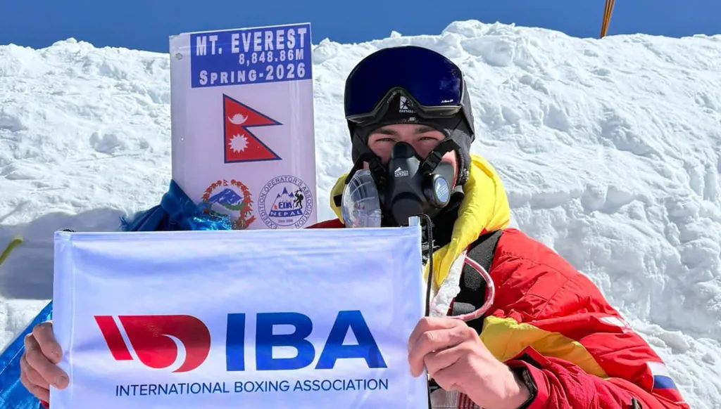 علم "IBA" يرفرف فوق إيفرست بإنجاز غير مسبوق للروسي نبييف