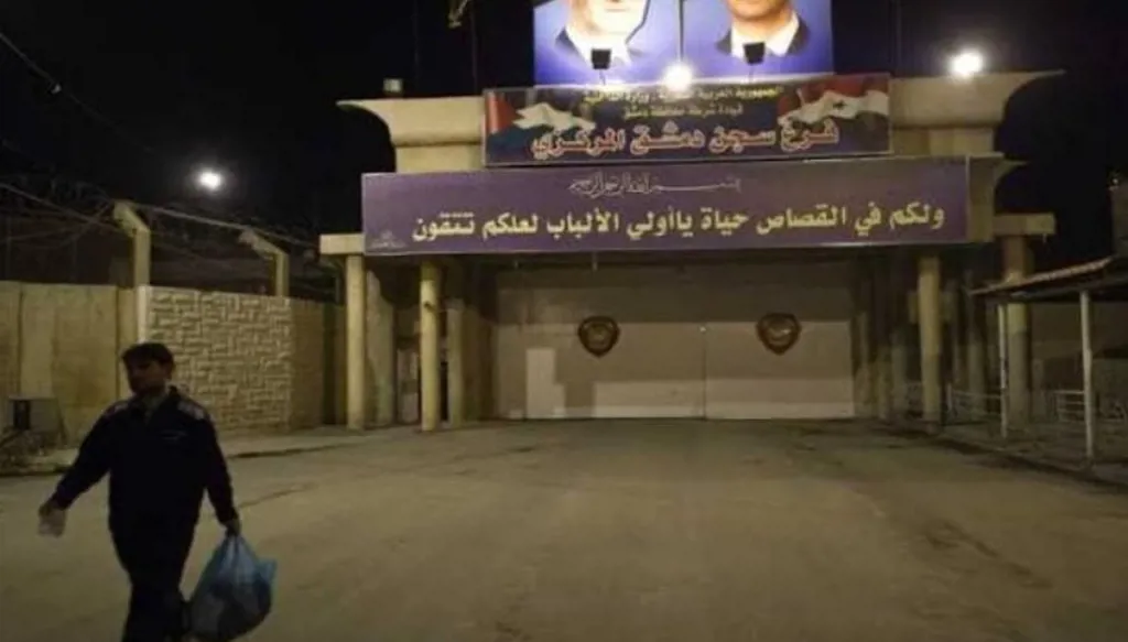 المرصد السوري: أبواب السجون تفتح في "يوم الحرية" أمام المعتقلين بعد سنوات من "التعذيب"
