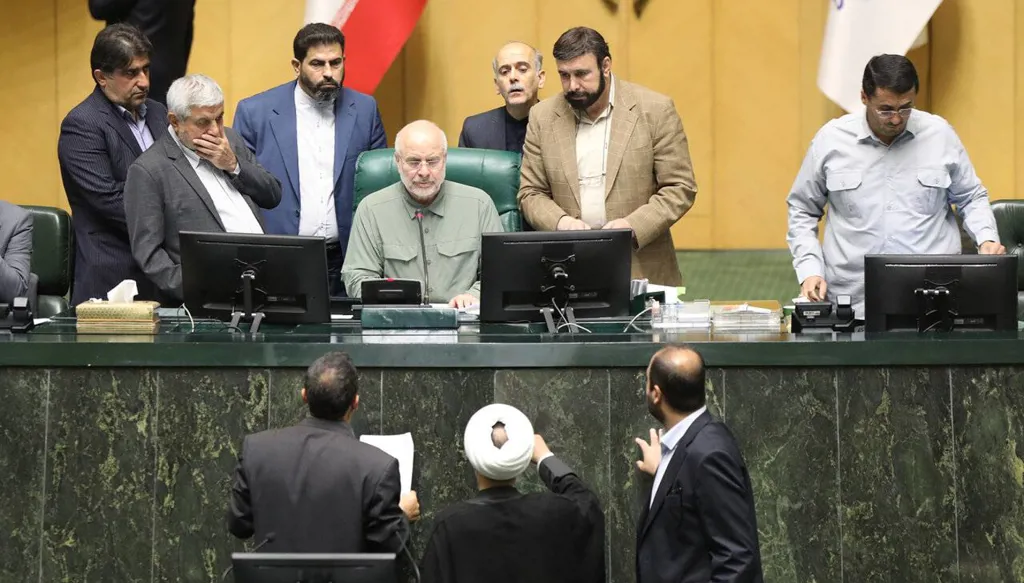 قاليباف يفتح النار على روحاني وظريف...  روسيا تُشعل صراع خلافة خامنئي