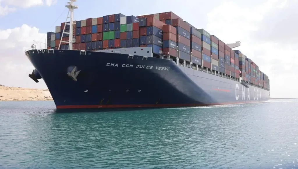 للمرة الأولى منذ عامين... قناة السويس تشهد عبور سفن حاويات عملاقة
