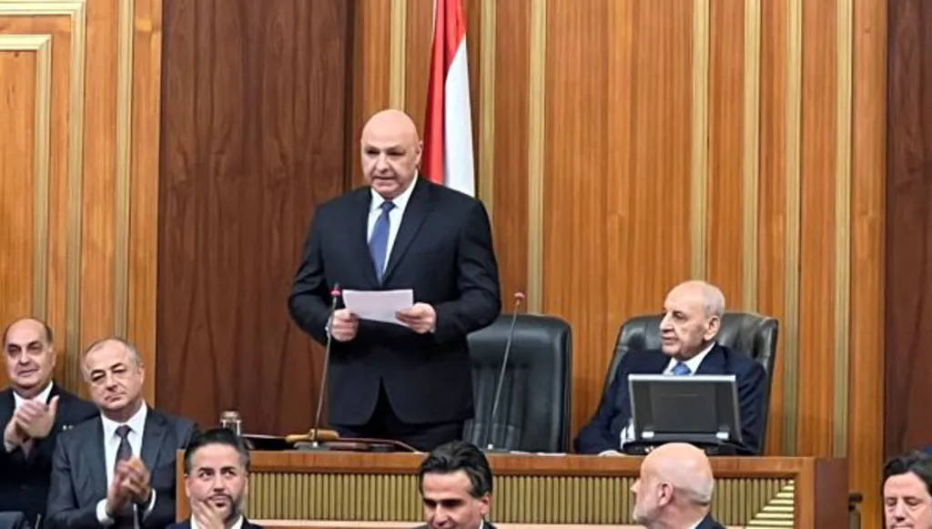 عون طلب من برّي الجلوس في مقعده بعد أداء القسم... ما السبب؟