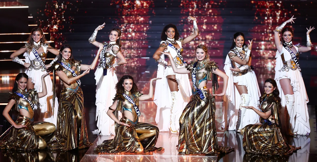 تؤدي المتسابقات عرضاً على المسرح خلال مسابقة ملكة جمال فرنسا 2026 في قاعة زينيث بمدينة أميان شمالي فرنسا (أ ف ب).