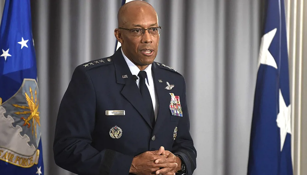 العاصفة الترامبية تصل إلى البنتاغون… أفريقي أميركي وامرأة أبرز ضحاياها