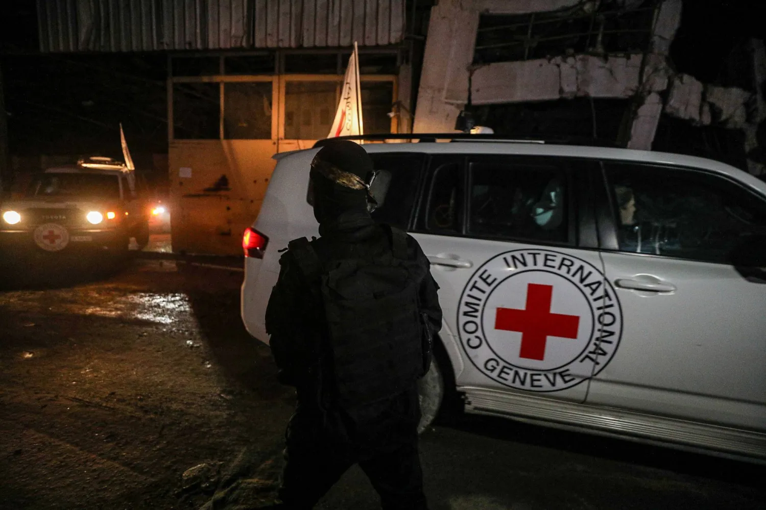 مسلح من حماس أمام مركبة تابعة للصليب الأحمر (أرشيفية)