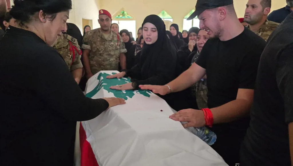 ألم لا يُوصف... تشييع الجندي الشهيد إبراهيم مصطفى في مجدلون (صور وفيديو)
