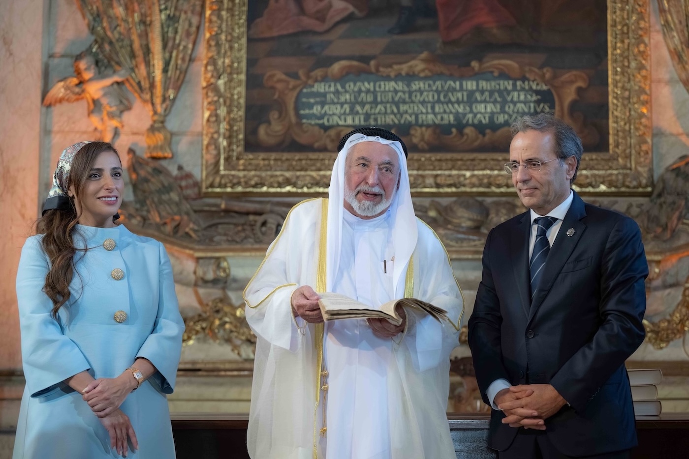حاكم الشارقة يتوسّط الشيخة بدور بنت سلطان القاسمي وأميلكار فالكاوم.