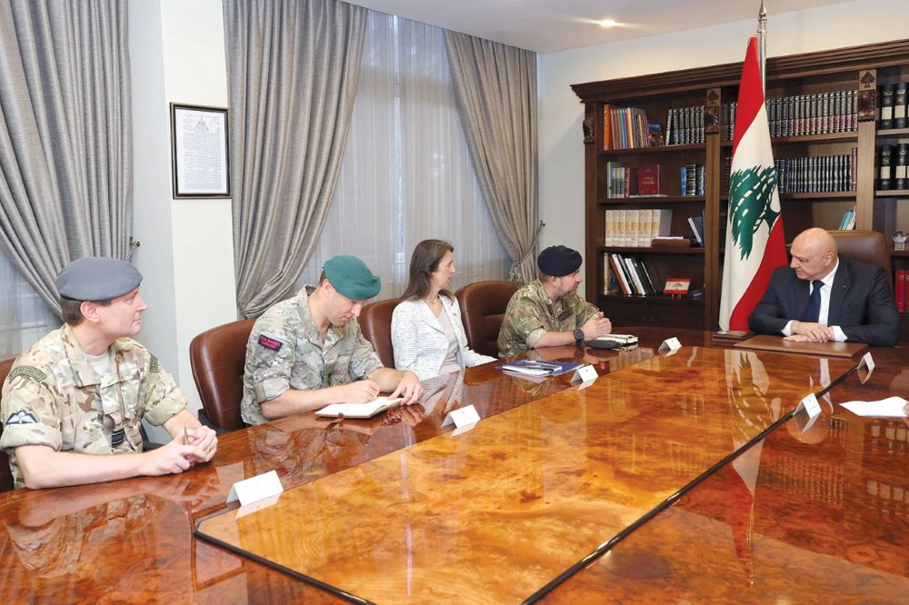 دخان يتصاعد من المدينة الكشفية في زوطر الشرقية جراء قصف مدفعي إسرائيلي.