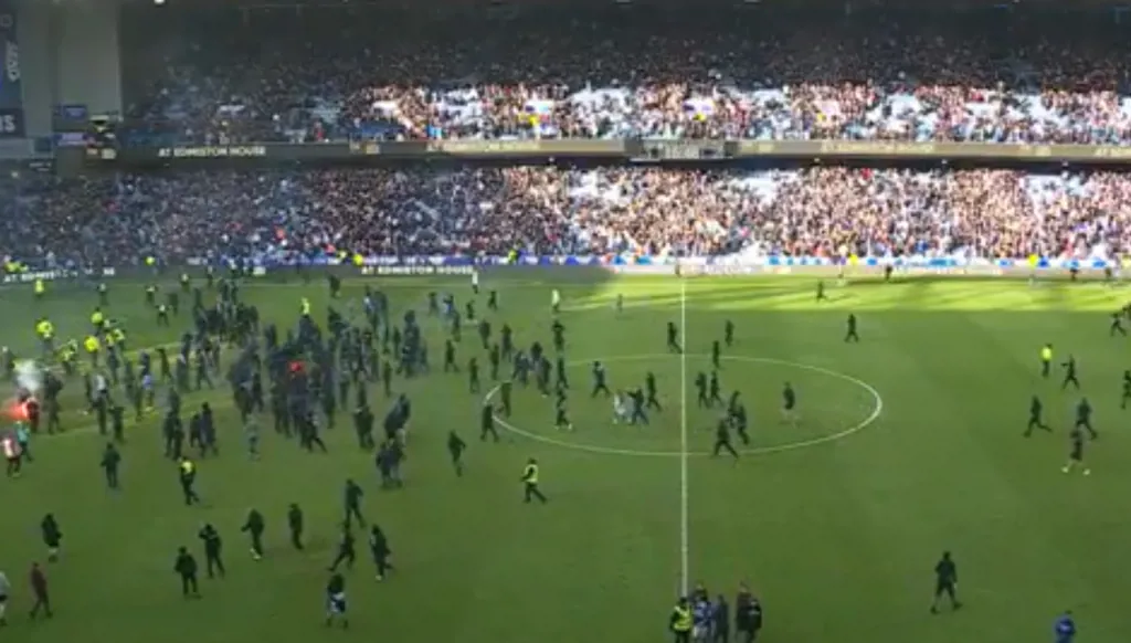 ملابس ملطّخة بالدماء... "ديربي" اسكتلندا بين سلتيك ورينجرز ينتهي بفوضى (فيديو)