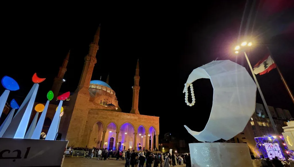 بالفيديو- بلدية بيروت أضاءت هلال وفانوس رمضان في ساحة الشهداء