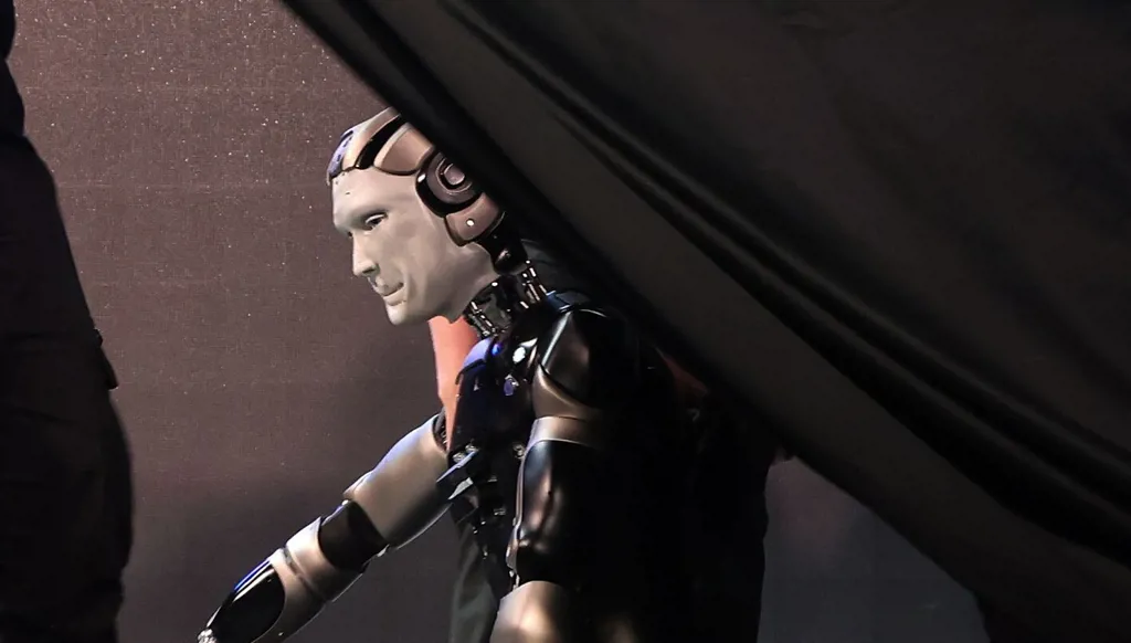 بعد ثوان من كشف النقاب عنه... "روبوت" بشري يسقط أمام الحضور (فيديو)