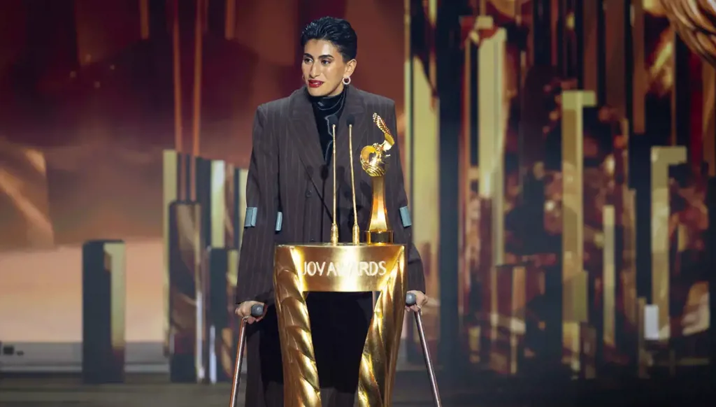 ليلى القحطاني تقلد احتفال كريستيانو رونالدو في حفل Joy Awards بالرياض (فيديو)